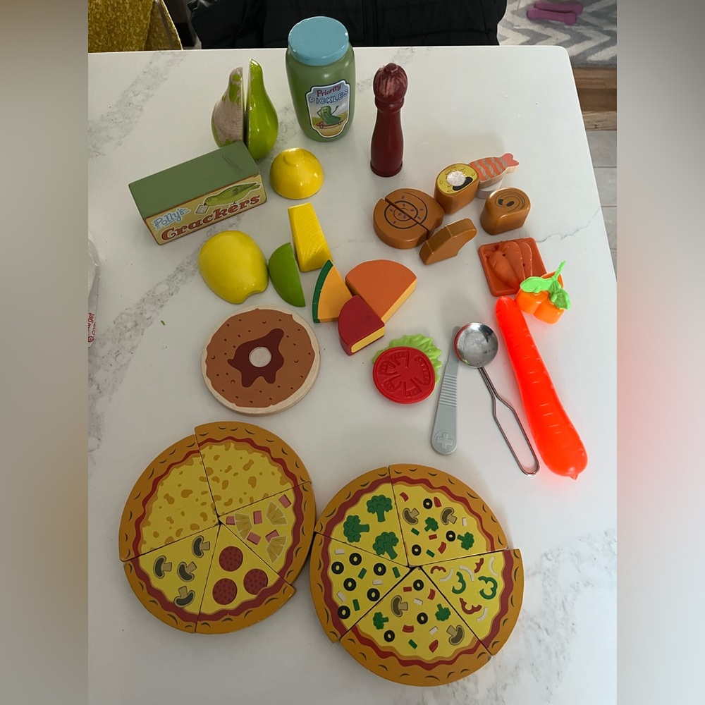Kids wooden & plastic pretend food. Includes pizzas, sushi, fruits & veggies.